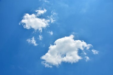 Güzel kümülüs bulutları mavi gündüz gökyüzüne karşı. Cumulus pamuk yumağı gibi yumuşak bir buluttur.. 