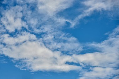Mavi arka planda güzel beyaz bulutlar. Kabarık beyaz bulutlar mavi gökyüzü.