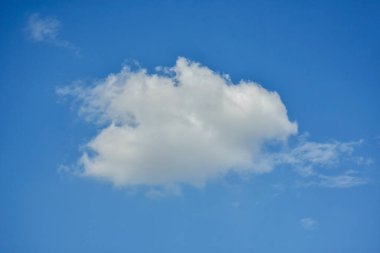 Güzel kümülüs bulutları mavi gündüz gökyüzüne karşı. Cumulus pamuk yumağı gibi yumuşak bir buluttur.. 