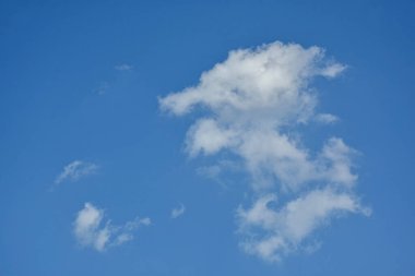 Güzel kümülüs bulutları mavi gündüz gökyüzüne karşı. Cumulus pamuk yumağı gibi yumuşak bir buluttur.. 