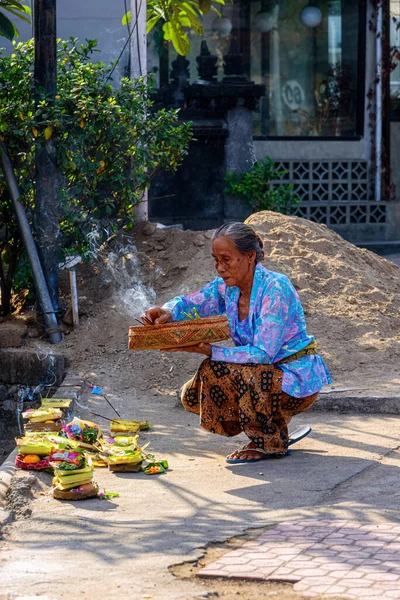 Bali Indonesia Septiembre 2018 Mujer Balinesa Con Ofrendas Hindúes Dioses — Foto de Stock