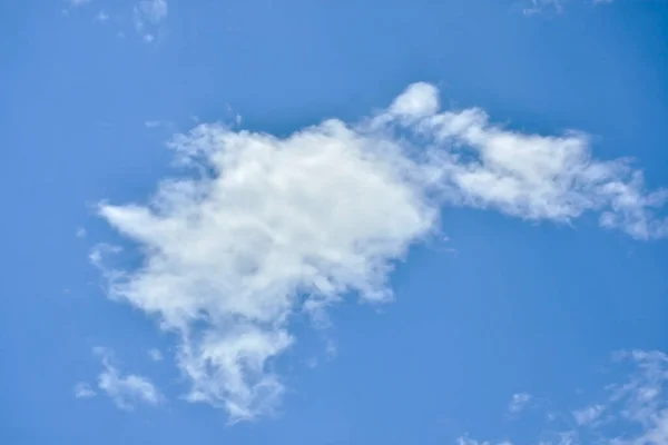 Krásné Kumulativní Mraky Proti Modré Denní Obloze Cumulus Nadýchaný Mrak — Stock fotografie