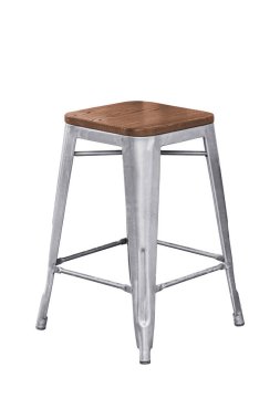 Beyaz arka planda izole edilmiş ahşap koltuklu çelik tabure, kırpma yolu ile çalışmak