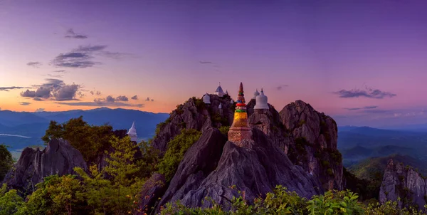 在泰国北部兰榜的山顶上 有一座神奇的公共寺庙 名为Chaloem Phra Kiat Phrachomklao Rachanusorn Temple或Praputthabaht Sudthawat Pha — 图库照片