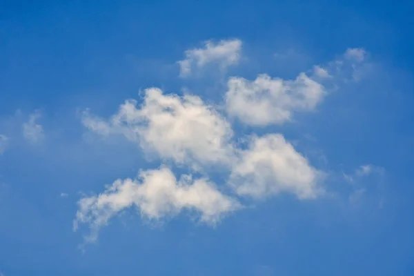 Krásné Kumulativní Mraky Proti Modré Denní Obloze Cumulus Nadýchaný Mrak — Stock fotografie