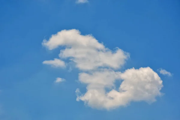 Krásné Kumulativní Mraky Proti Modré Denní Obloze Cumulus Nadýchaný Mrak — Stock fotografie