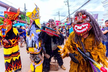 LOEI, THAILAND - 25 Haziran 2017: Kimliği belirsiz erkekler Phi Ta Khon Festivali 'nde hayalet kostümleri giyer, Tayland' ın Loei ilinin Dan Sai ilçesinde Budist tarafından kutlanan bir geçit törenidir.