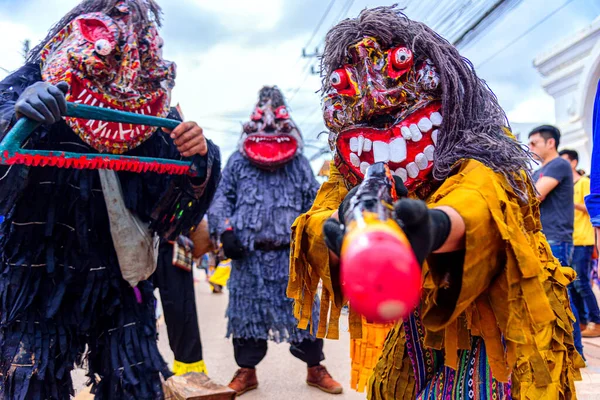 LOEI, THAILAND - 25 Haziran 2017: Kimliği belirsiz erkekler Phi Ta Khon Festivali 'nde hayalet kostümleri giyer, Tayland' ın Loei ilinin Dan Sai ilçesinde Budist tarafından kutlanan bir geçit törenidir.