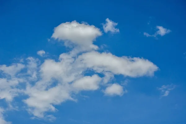 Krásné Kumulativní Mraky Proti Modré Denní Obloze Cumulus Nadýchaný Mrak — Stock fotografie