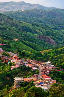 Sabahın erken saatlerinde Mae salong köyünde Doi Mae Salong, Chiang Rai, Tayland. Tepedeki köyle Doi Mae Salong dağının güzel manzarası.