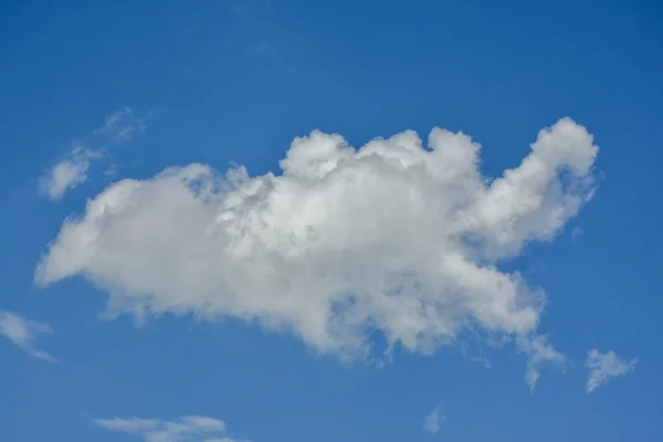 Krásné Kumulativní Mraky Proti Modré Denní Obloze Cumulus Nadýchaný Mrak — Stock fotografie