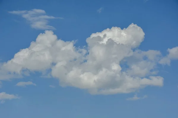 Indah Cumulus Awan Terhadap Langit Biru Siang Hari Cumulus Adalah — Stok Foto