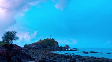 Lanta Adası, Krabi, Tayland 'daki bir deniz fenerinin 4k hızlanma hareketi bulutu. Seyahat yeri ve doğa kavramı.