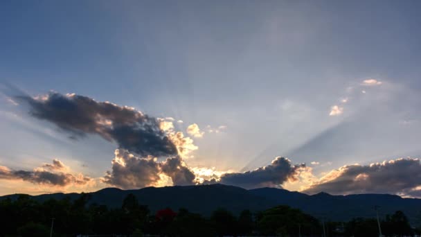 Time Lapse Video Όμορφα Σύννεφα Κίνησης Τοπίου Ακτίνες Του Φωτός — Αρχείο Βίντεο