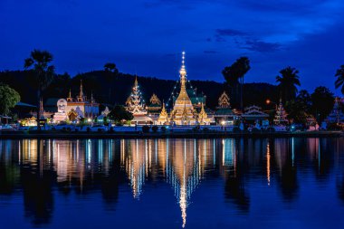 Gece lambası ve su yansıması Wat Jongklang - Wat Jongkham Mae Hong 'un en sevilen turist mekanı, Tayland. Tapınak bir Shan / Birmanya Mimari Tarzı