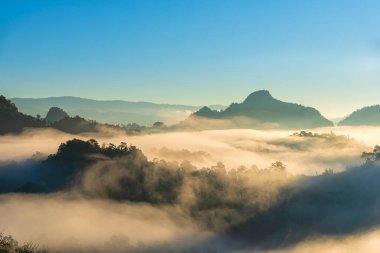 Sabah sisi Baan Jabo, Tayland 'ın Mae Hong Son bölgesindeki en çok turistin uğradığı yer. Baan Jabo Tayland 'ın en harika sislerinden biri..