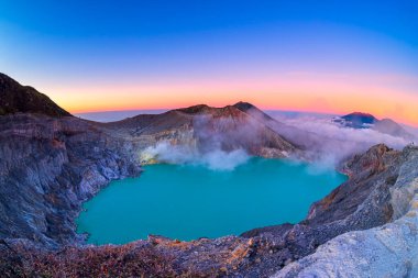 Kawah İjen Gölü ve Endonezya 'nın doğu Java kentindeki volkanın güzel manzarası. Endonezya 'nın en ünlü turistik merkezi..