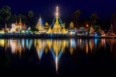 Gece lambası ve su yansıması Wat Jongklang - Wat Jongkham Mae Hong 'un en sevilen turist mekanı, Tayland. Tapınak bir Shan / Birmanya Mimari Tarzı