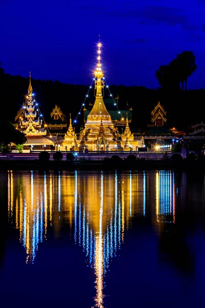 Luz Noturna Reflexão Água Wat Jongklang Wat Jongkham Lugar Mais — Fotografia de Stock
