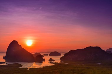 Samet Nang She Viewpoint, Phang Nga, Tayland 'da Phang Nga Körfezi' nin doğuşunu izleyeceğiz. Meşhur şehir simgesi ve ünlü seyahat yeri..