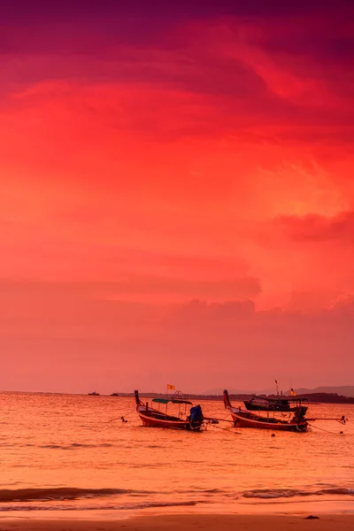 Deniz Kıyısında Günbatımı Geçmişli Bir Balıkçı Teknesi Silueti Phuket Adası — Stok fotoğraf