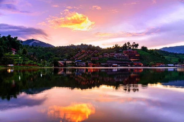 Hermoso Cielo Crepúsculo Colorido Reflejando Agua Ban Rak Thai Pueblo — Foto de Stock