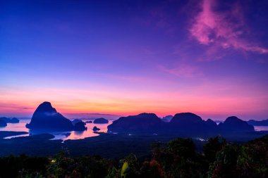 Samet Nang She Viewpoint, Phang Nga, Tayland 'da Phang Nga Körfezi' nin doğuşunu izleyeceğiz. Meşhur şehir simgesi ve ünlü seyahat yeri..