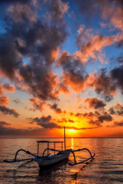 Jukung ile güzel bir gündoğumu manzarası Karang Sahili, Sanur, Bali, Endonezya 'da geleneksel balina balıkçı tekneleri..