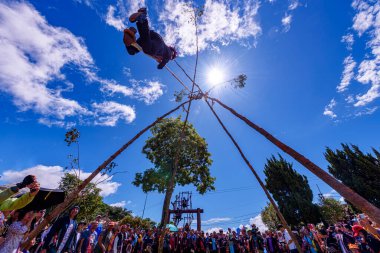 CHIANG RAI - THAILAND, 7 Eylül 2019: Akha kabilesi Doi Mae Salong 'da Akha Swing Festivali' nde ahşap salıncakla oynuyor. Yıllık Akha Swing Festivali kadınlar ve doğurganlıkla ilgili..