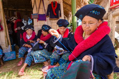 CHIANG RAI - THAILAND, 7 Eylül 2019: Doi Mae Salong 'da tanımlanamayan kadın dağ kabilesi nakış deseni renkli iplik.