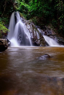 Leva veya Rak Jung Na mon Şelalesi Wiang Haeng Bölgesi, Chiang Mai, Tayland 'da Ban Na mon' da. Derin yağmur ormanlarındaki şelalede