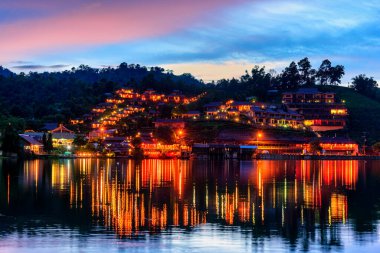 Güzel renkli alacakaranlık gökyüzü ve Ban Rak Thai 'de yansıtan su köyü Mae Hong Son, Tayland' da dağlarla çevrilidir. Mae Hong Son vilayetinde Çin yerleşim yerinin bir köyü seyahat yeridir.