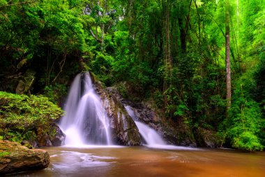 Leva veya Rak Jung Na mon Şelalesi Wiang Haeng Bölgesi, Chiang Mai, Tayland 'da Ban Na mon' da. Derin yağmur ormanlarındaki şelalede