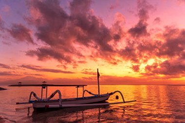 Jukung ile güzel bir gündoğumu manzarası Karang Sahili, Sanur, Bali, Endonezya 'da geleneksel balina balıkçı tekneleri..