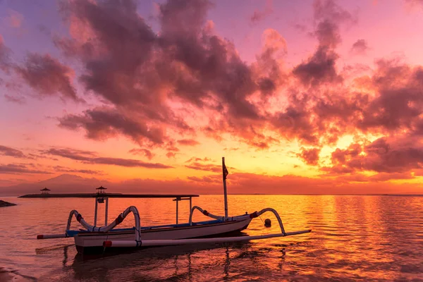 Рыболовная Лодка Морском Пляже Фоне Восхода Солнца — стоковое фото