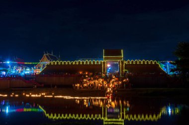 Krathong Sai, Tayland, Lamphun 'daki Pra Tu Tha Nang' da yüzüyor. Hindistan cevizi kabuklarından yapılmış Krathonglar, nesilden nesile geçen yerel bir bilgelik.
