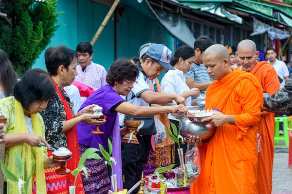 Kanchanaburi Thailand Outubro 2017 Pessoas Dão Esmolas Monge Budista Pela — Fotografia de Stock