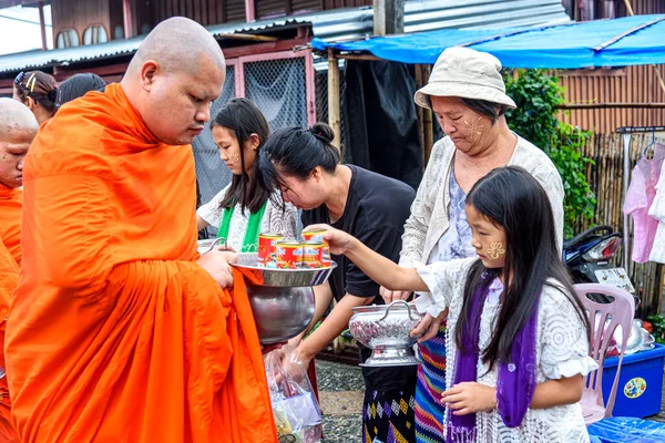 2017年 平成29年 10月5日 午前中に僧侶に施しをする この活動の有名な文化タイ サンクラブリ旧市街の月 — ストック写真