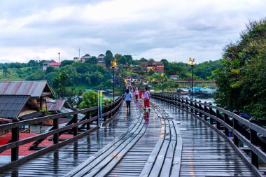 Mon Köprüsü veya Sangklaburi Kanchanaburi, Tayland 'daki en uzun tahta köprü. Tsongalia Nehri 'ni geçen bir köprü.. 