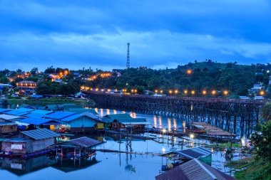 Mon Köprüsü veya Sangklaburi Kanchanaburi, Tayland 'daki en uzun tahta köprü. Tsongalia Nehri 'ni geçen bir köprü.. 