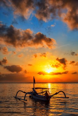 Jukung ile güzel bir gündoğumu manzarası Karang Sahili, Sanur, Bali, Endonezya 'da geleneksel balina balıkçı tekneleri..