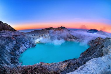 Kawah İjen Gölü ve Endonezya 'nın doğu Java kentindeki volkanın güzel manzarası. Endonezya 'nın en ünlü turistik merkezi..