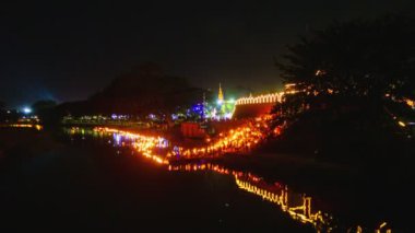 4k video zaman aşımı, Krathong Sai Lamphun, Tayland 'daki Pra Tu Tha Nang' da yüzüyor. Hindistan cevizi kabuklarından yapılmış Krathonglar, nesilden nesile geçen yerel bir bilgelik.