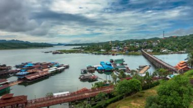 4K Zaman atlaması, Mon Köprüsü üzerindeki hareket bulutları ya da Tayland 'daki Sangklaburi Kanchanaburi' deki en uzun tahta köprü. Tsongalia Nehri 'ni geçen bir köprü.. 