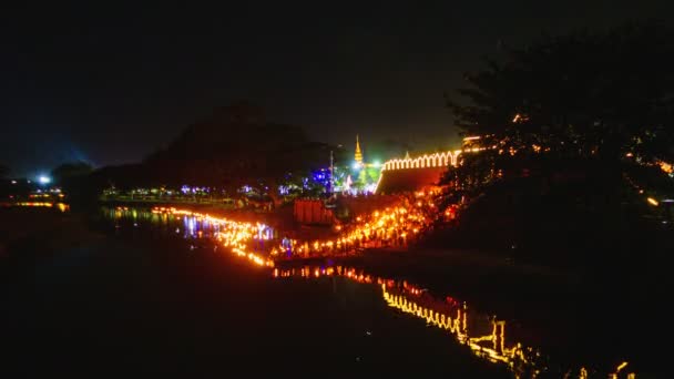 Video Time Lapse Krathong Sai Floating Pra Tha Nang Lamphun — Vídeo de Stock