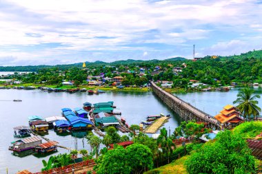 Mon Köprüsü veya Sangklaburi Kanchanaburi, Tayland 'daki en uzun tahta köprü. Tsongalia Nehri 'ni geçen bir köprü.. 