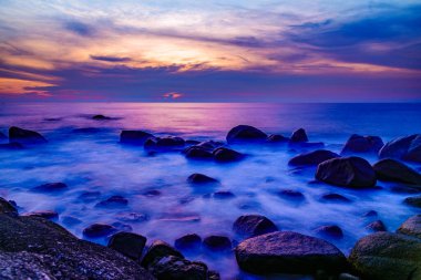 Phuket, Tayland 'da gün batımında gökyüzünün canlı renkleri. Denizin üzerinde güzel gün batımı.