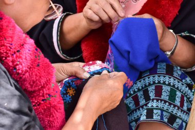 Yakın plan kadın Mien dağ kabilesi nakış desenleri Doi Mae Salong 'da renkli iplik..