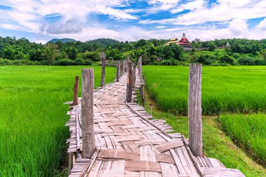 Bambu köprüsünün adı Su Tong Pe köprüsü Mae Hong Son, Tayland 'da. Turistlerin sık sık ziyaret ettiği favori yer.