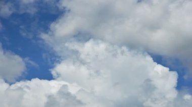 4K zaman kaybı, güzel hareketler mavi gökyüzü arka planında beyaz bulutlar. Görüntüler kabarık beyaz bulutlar mavi gökyüzü. 